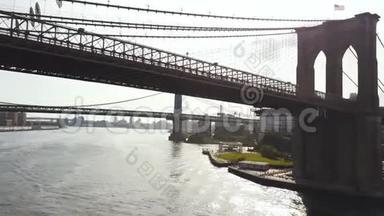 美国<strong>纽约</strong>的鸟瞰图。 直升机从<strong>布鲁克林大桥</strong>飞至曼哈顿<strong>大桥</strong>穿过东河